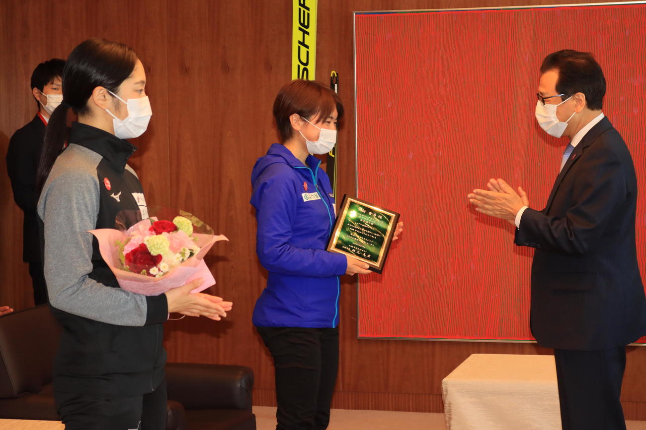 ノルディックスキー複合女子W杯と世界選手権出場を秋元札幌市長（右）に報告し、記念の盾を受け取る中村（中央）。手前は葛西優（撮影・保坂果那）