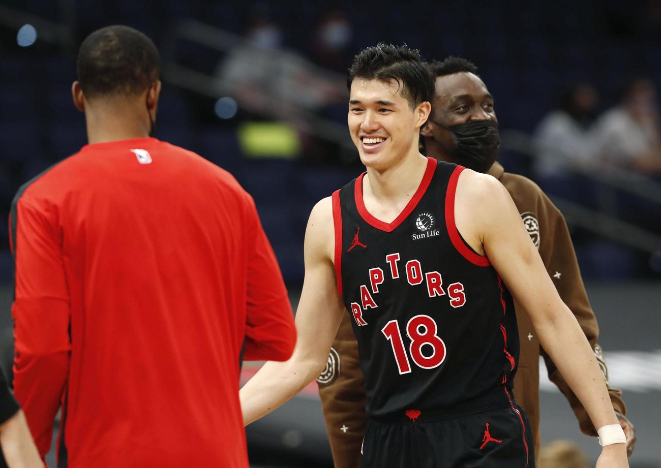 サンダー戦で笑顔を見せるラプターズの渡辺（NBAE提供・ゲッティ＝共同）