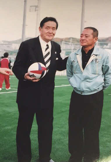 伏見工元監督の山口良治氏（左）と小畑道弘さんの交流は今も続いている（山口氏提供）