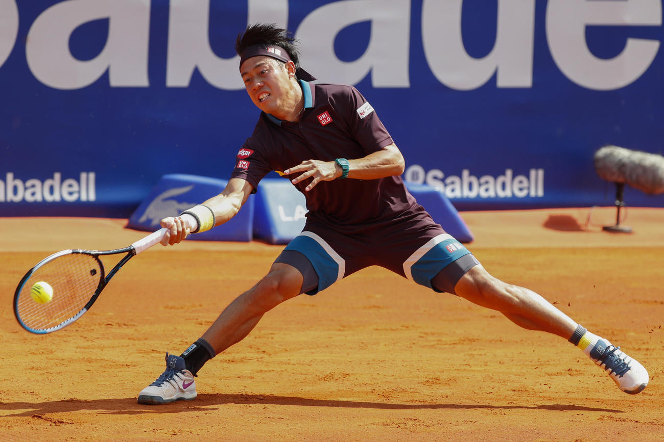 リターンする錦織圭（AP）