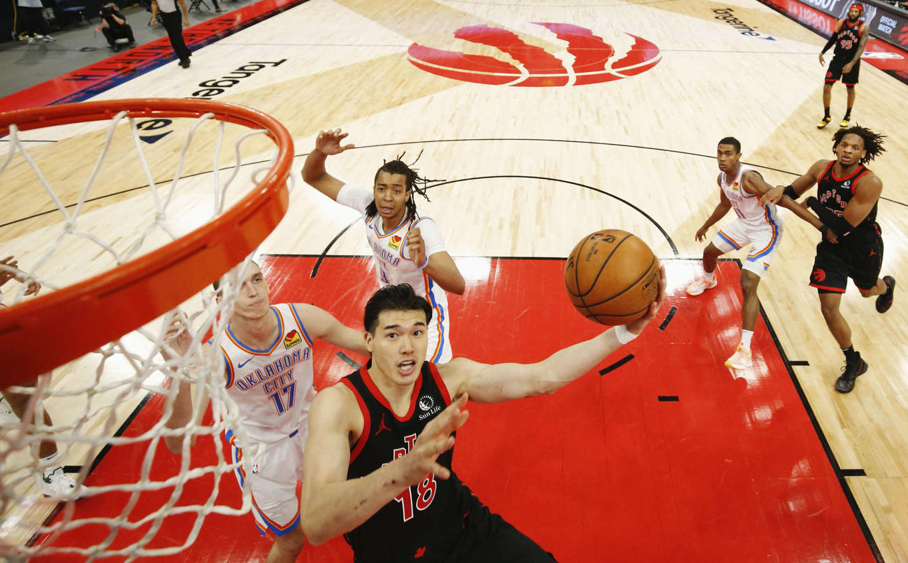 サンダー戦でシュートを放つラプターズ渡辺（NBAE提供・ゲッティ＝共同）