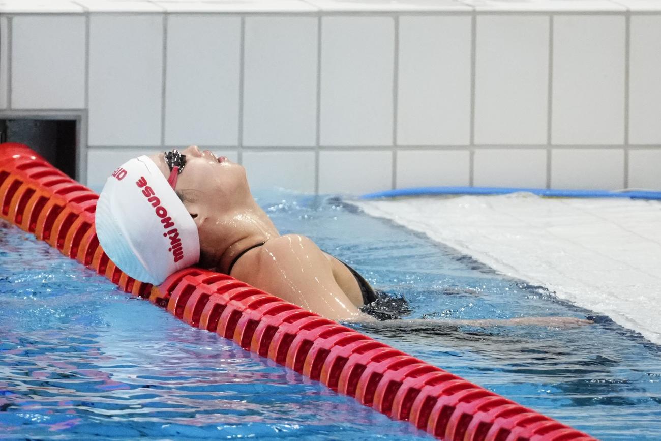 競泳日本選手権第1日　女子400メートル個人メドレー決勝のレースを終え、3位に終わり天を仰ぐ清水（2021年4月3日）