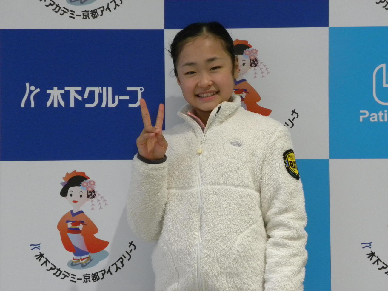 笑顔でピースする島田麻央（撮影・松本航）※撮影時のみマスクを外しています