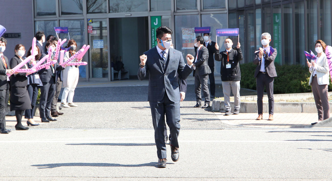 教職員に向かいガッツポーズする水沼