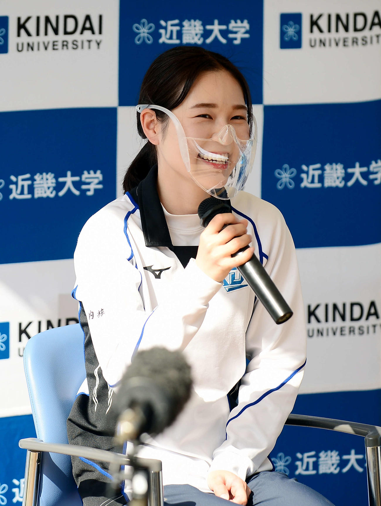 笑顔で取材に対応する山内