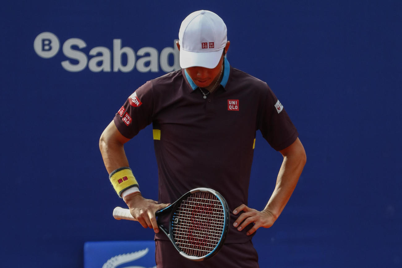 ナダルとの試合でうつむく錦織圭（AP)
