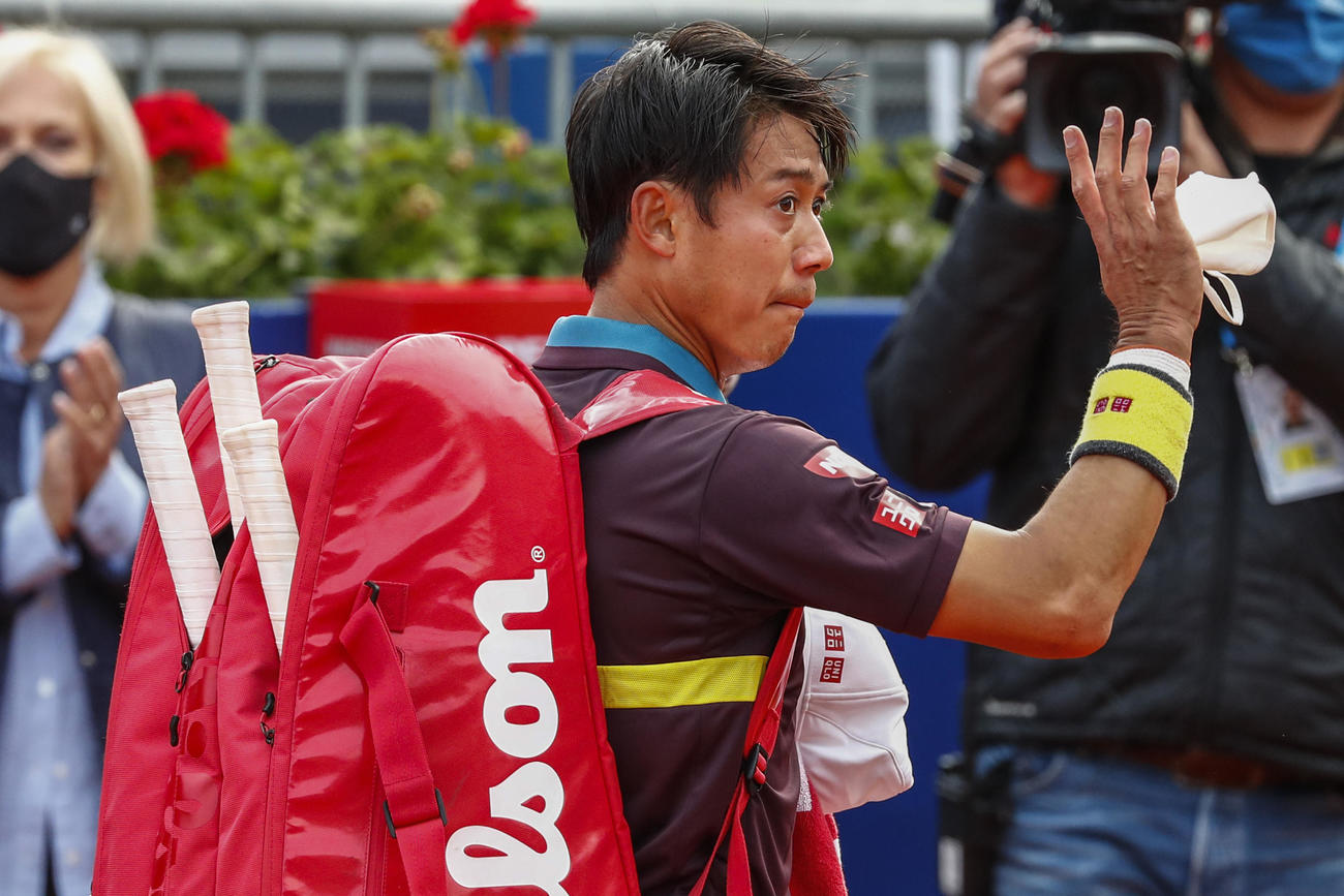 ナダルに敗れ、会場を去る錦織圭（AP)