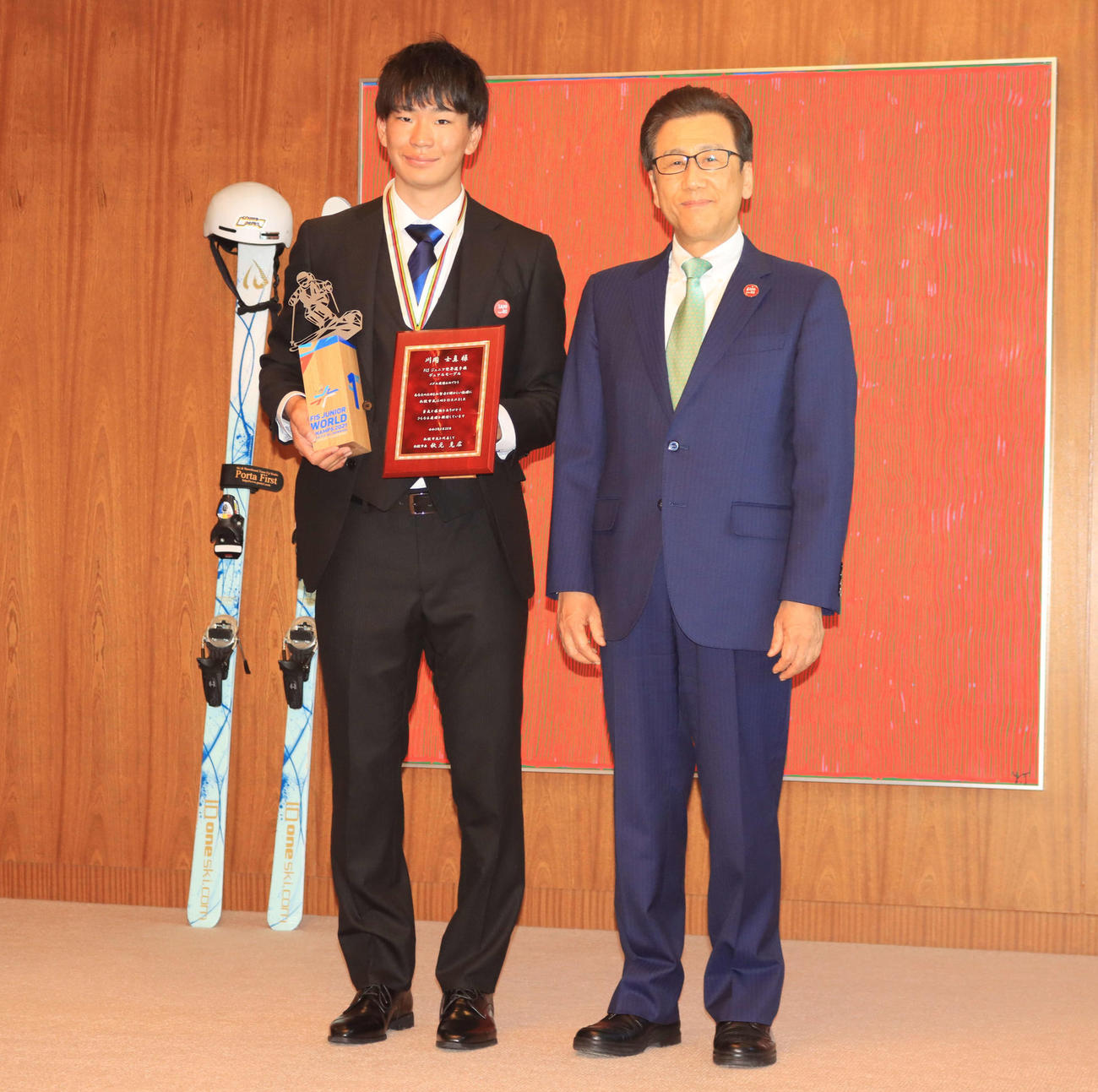 フリースタイルスキー世界ジュニア選手権男子デュアルモーグルで優勝した川岡（左）は秋元札幌市長を表敬訪問した（撮影・保坂果那）