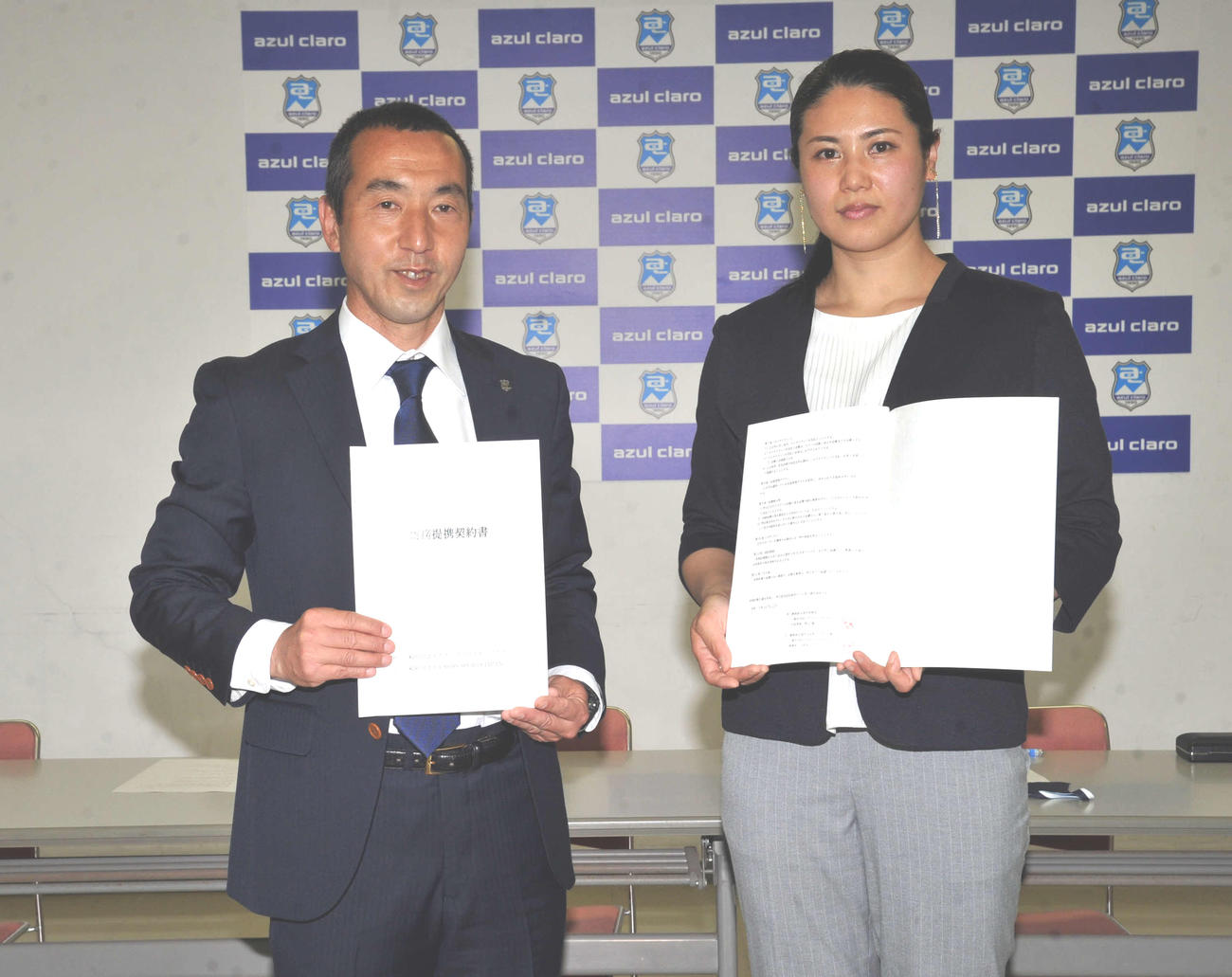 アスルクラロスポーツクラブの渡辺代表理事（左）と「CROSS SPORTS JAPAN」の長良理事長