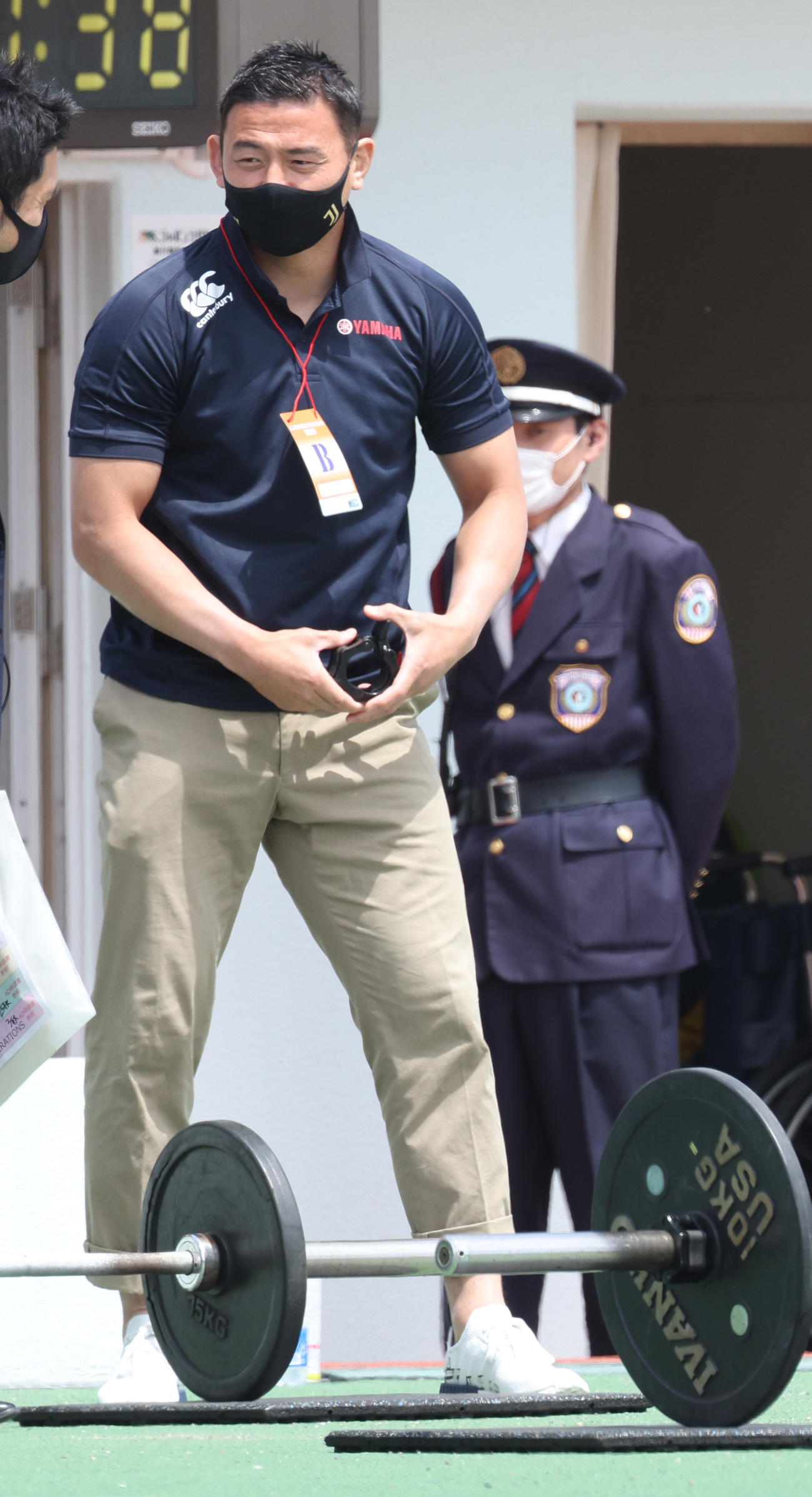 江戸川陸上競技場　クボタ対ヤマハ発動機　試合前、グラウンドを見つめるヤマハ発動機五郎丸（撮影・中島郁夫）