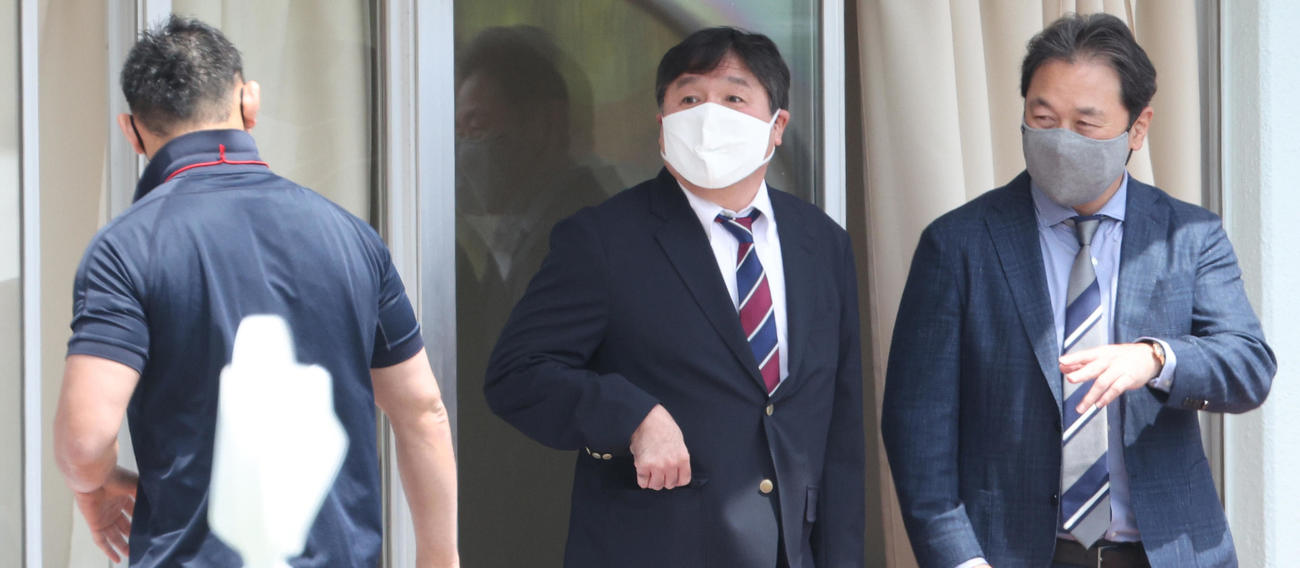 クボタ対ヤマハ発動機　スタンドで観戦する日本ラグビーフットボール協会清宮克幸副会長（左）と五輪組織委員会森喜朗前会長（右）（撮影・中島郁夫）