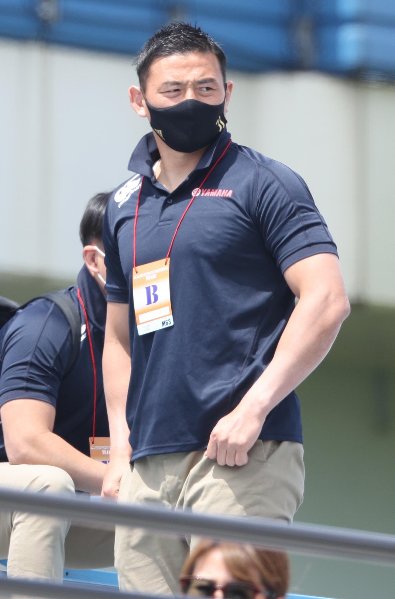 クボタ対ヤマハ発動機　試合前、スタンドからグラウンドを見詰めるヤマハ発動機五郎丸（撮影・中島郁夫）
