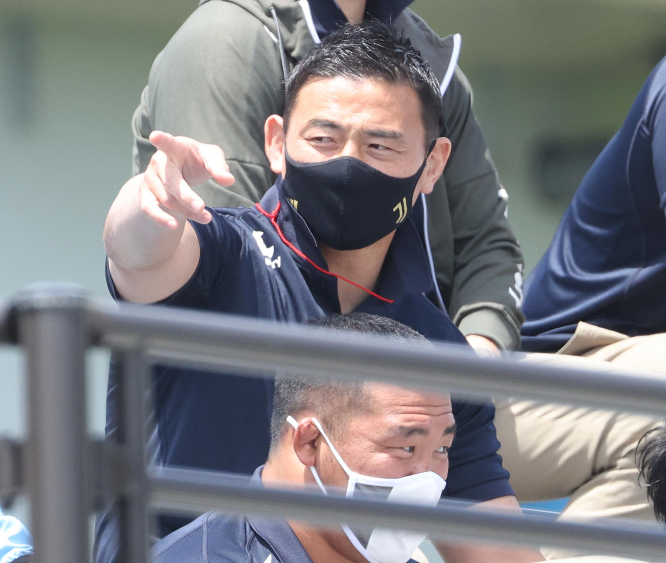 クボタ対ヤマハ発動機　試合前、スタンドからグラウンドを見詰めるヤマハ発動機五郎丸（撮影・中島郁夫）