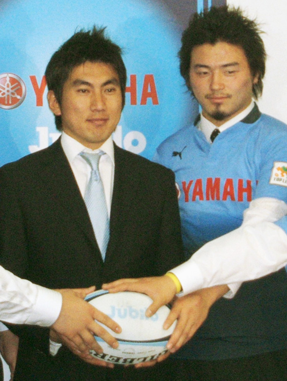 08年3月、ヤマハ発動機の新入団選手の記者会見で五郎丸（右）と堀川隆延監督（共同）