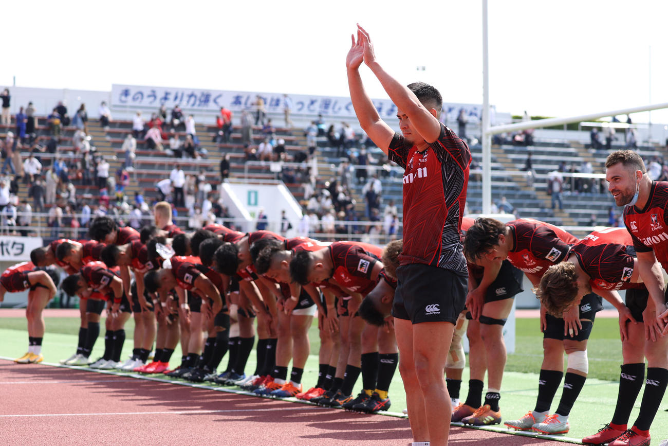 NTTコミュニケーションズ対キヤノン　試合に勝利しスタンドに一礼するキヤノン選手たち。手を挙げているのはSO田村（撮影・中島郁夫）