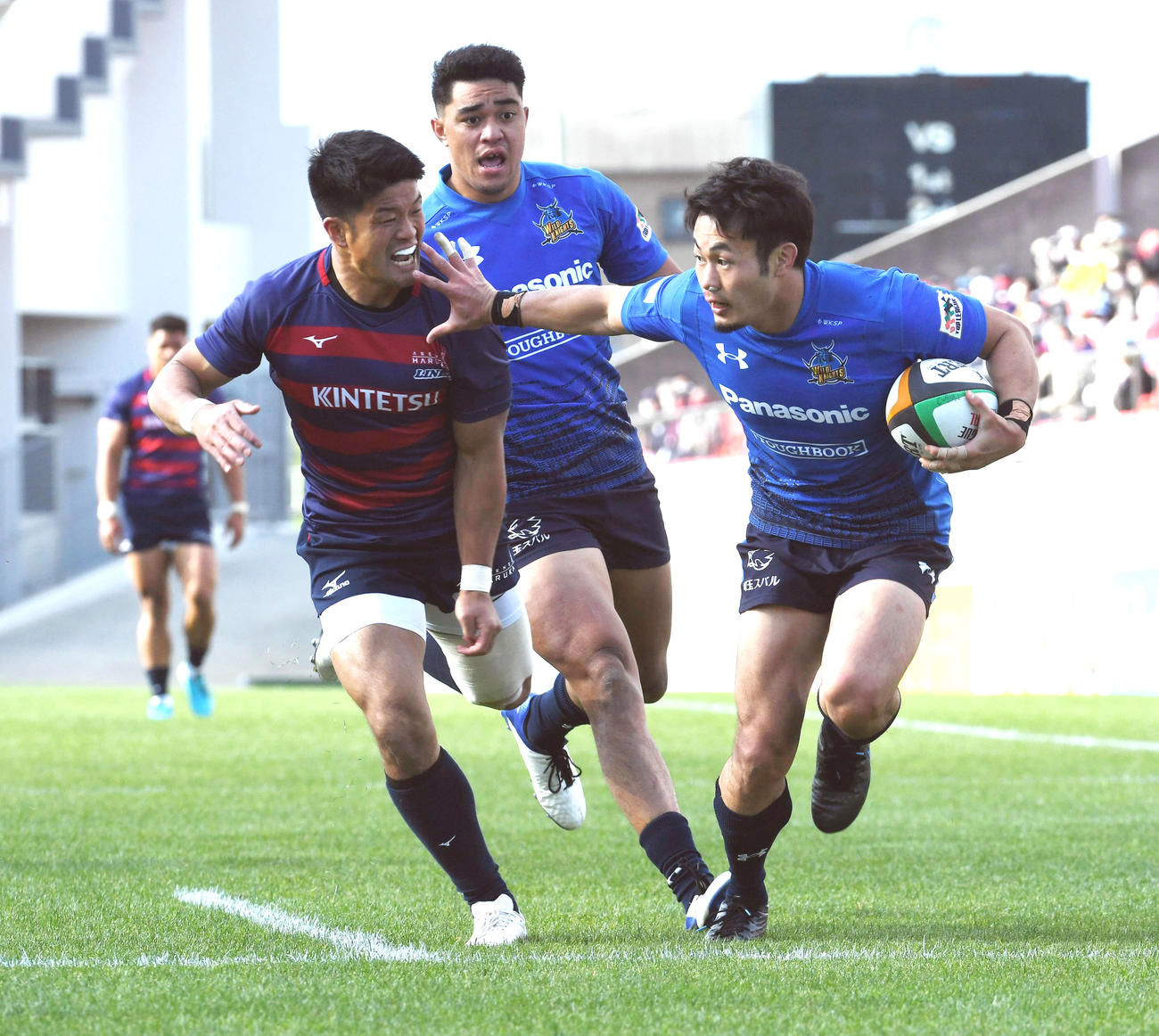 パナソニック対近鉄　後半、相手ディフェンスを振り切り右隅にトライを奪うパナソニックWTB福岡（撮影・和賀正仁）