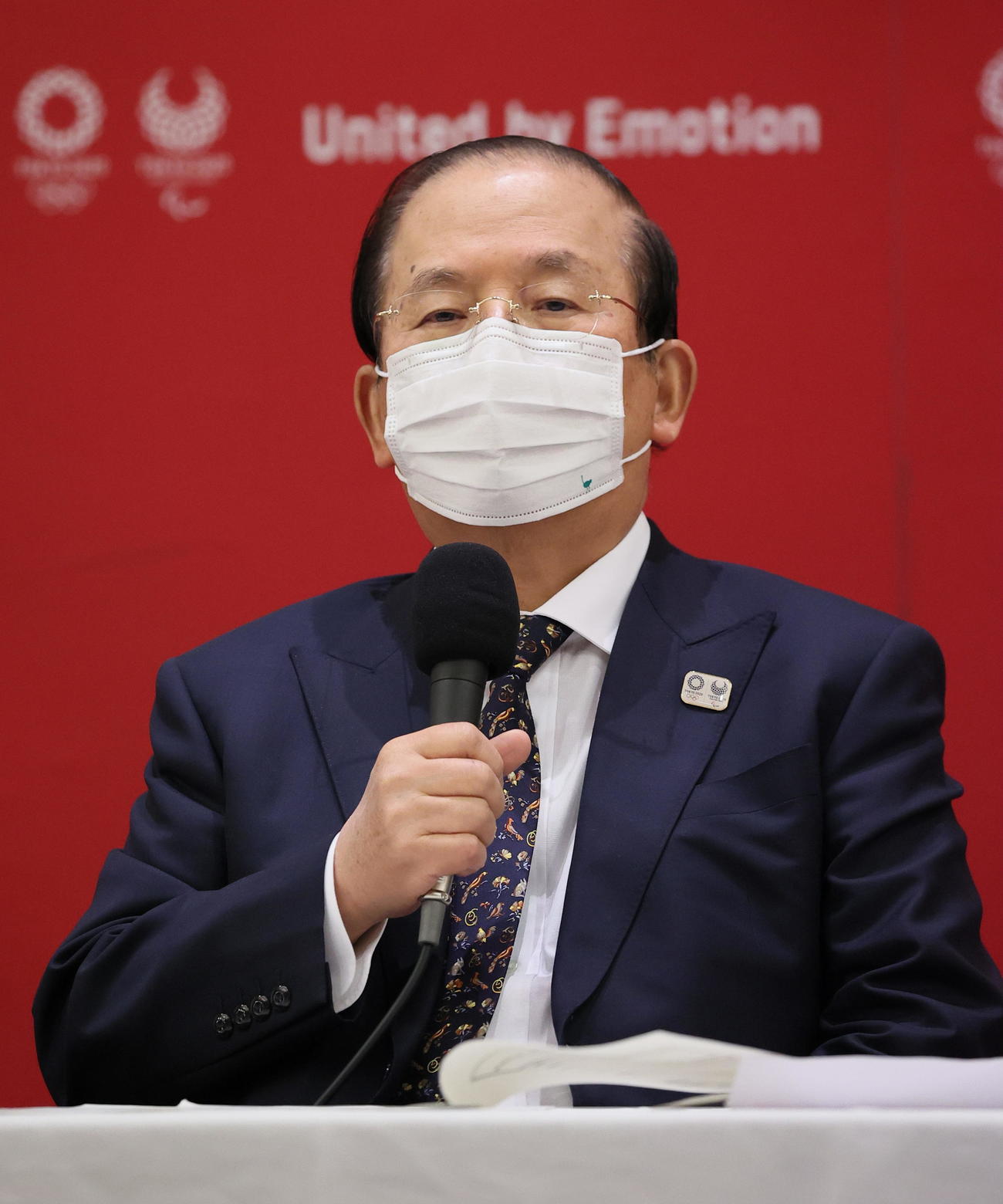 東京五輪・パラリンピック組織委員会の理事会後、記者会見する武藤敏郎事務総長（代表撮影）