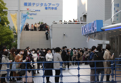 「浅田真央サンクスツアー」千秋楽公演の開場を待つファン（撮影・狩俣裕三）