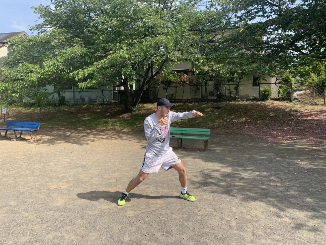 屋外で練習に励む梅村（本人提供）
