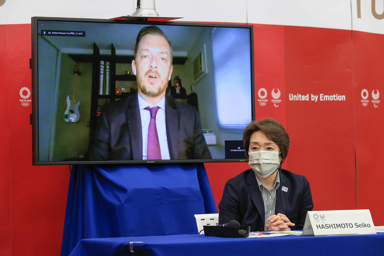 東京五輪・パラリンピックに向けた5者協議で国際パラリンピック委員会のパーソンズ会長（後方モニター）の発言を聞く大会組織委員会の橋本会長（代表撮影）
