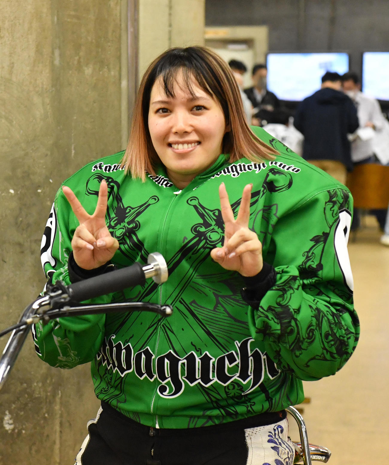 準決9Rで1着の佐藤摩弥はVサインする（撮影・柴田隆二）