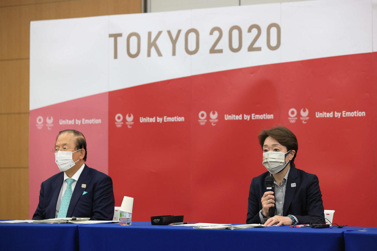 東京五輪・パラリンピックに向けた5者協議を終え、記者会見する東京五輪・パラリンピック組織委員会の橋本聖子会長（右）と武藤敏郎事務総長（代表撮影）