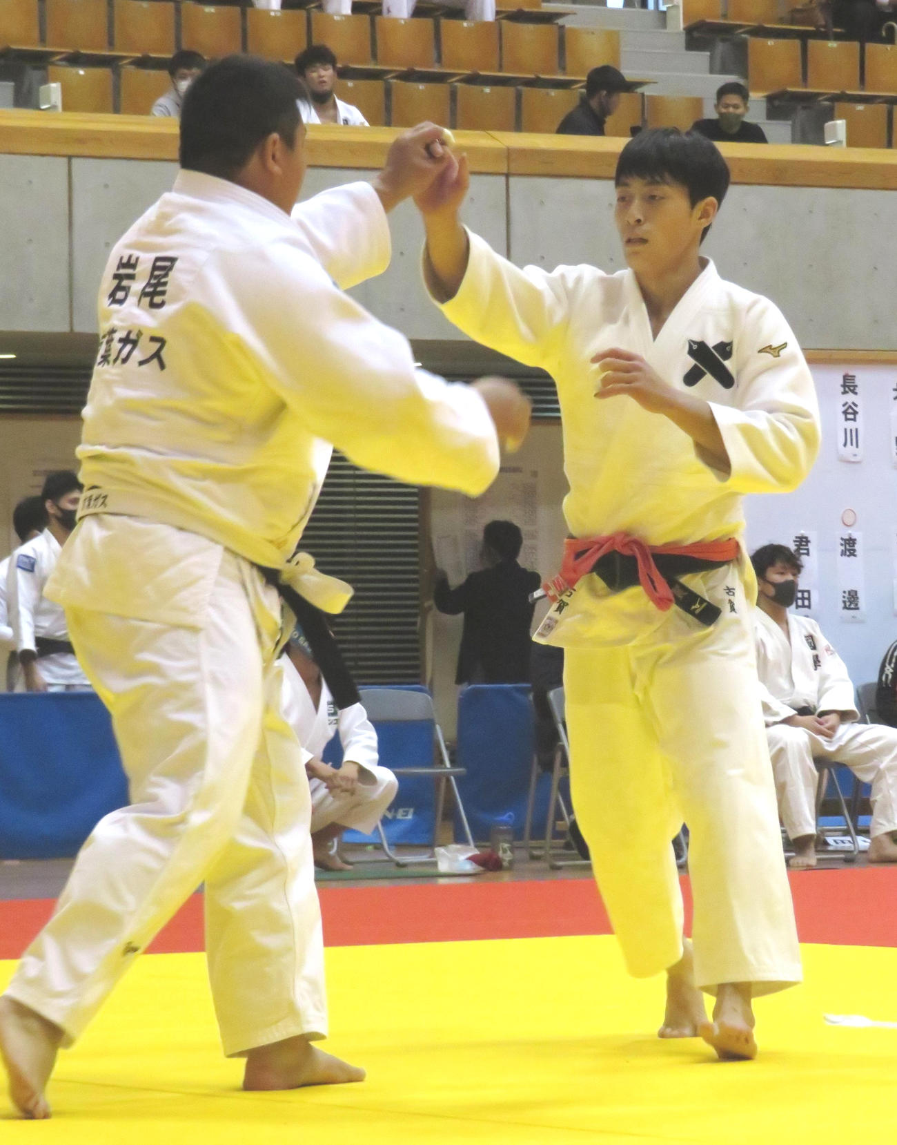 初戦の2回戦で岩尾敬太と対戦する古賀颯人（右）（撮影・峯岸佑樹）
