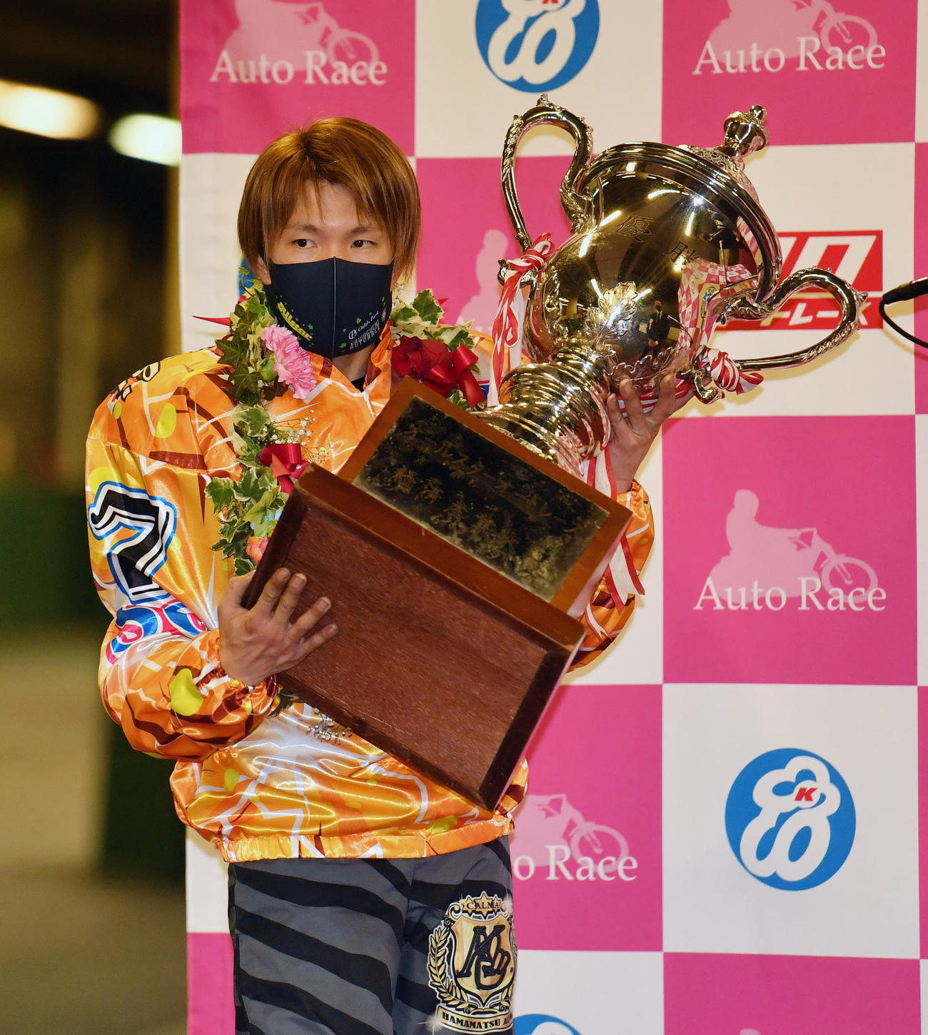 優勝杯を持つ鈴木圭一郎（撮影・柴田隆二）