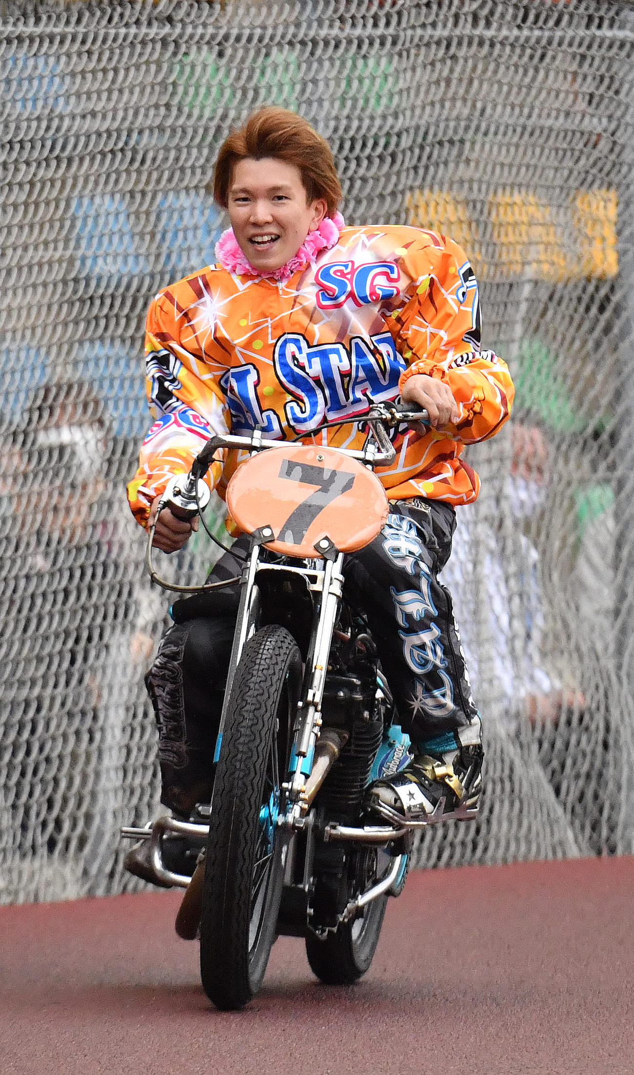 優勝した鈴木圭一郎は笑顔でウイニングランする（撮影・柴田隆二）