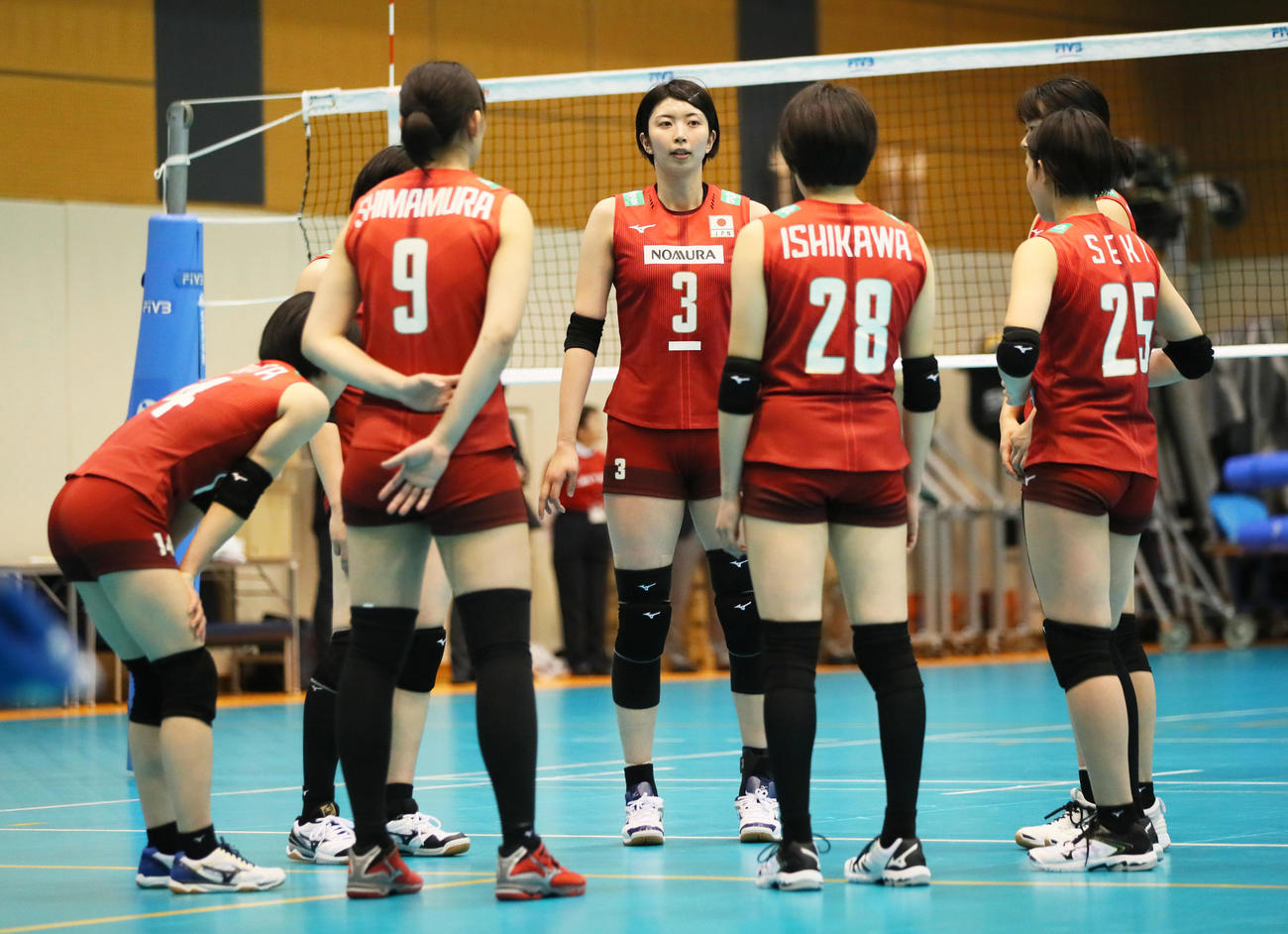 女子日本代表チーム練習中、円陣の中央で声をかける岩坂名奈主将（19年4月24日撮影）
