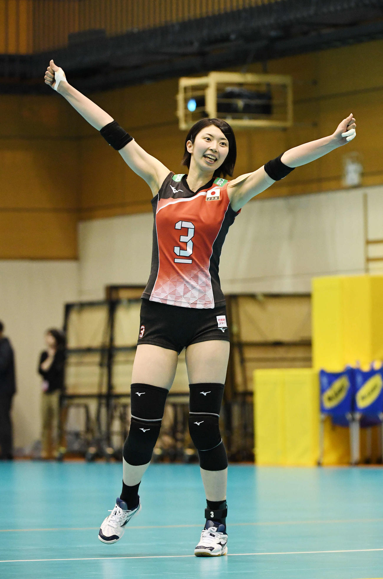 バレーボール女子日本代表合宿の練習で笑顔を見せる岩坂名奈（18年4月17日撮影）