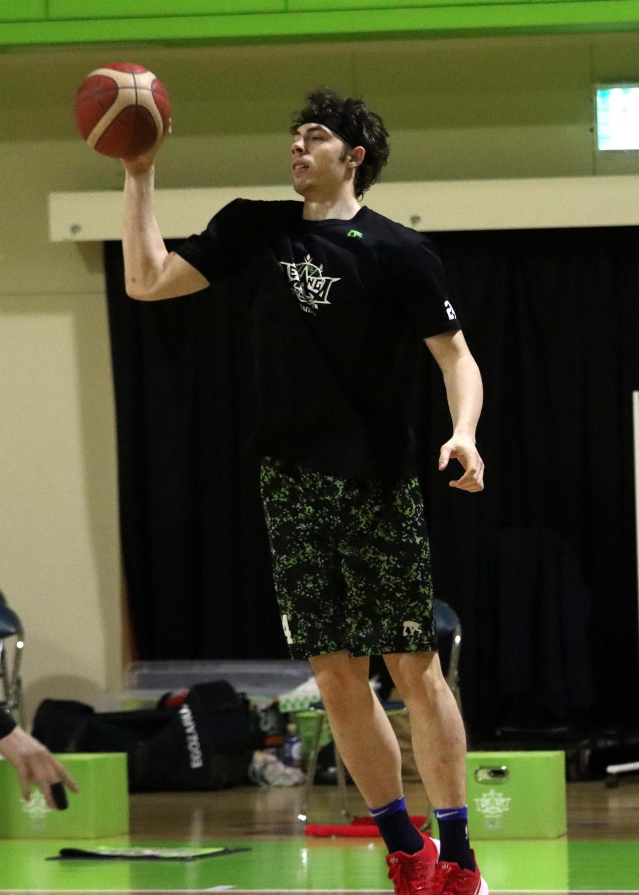 練習でパスを出すレバンガ北海道のメイヨ（撮影・永野高輔）