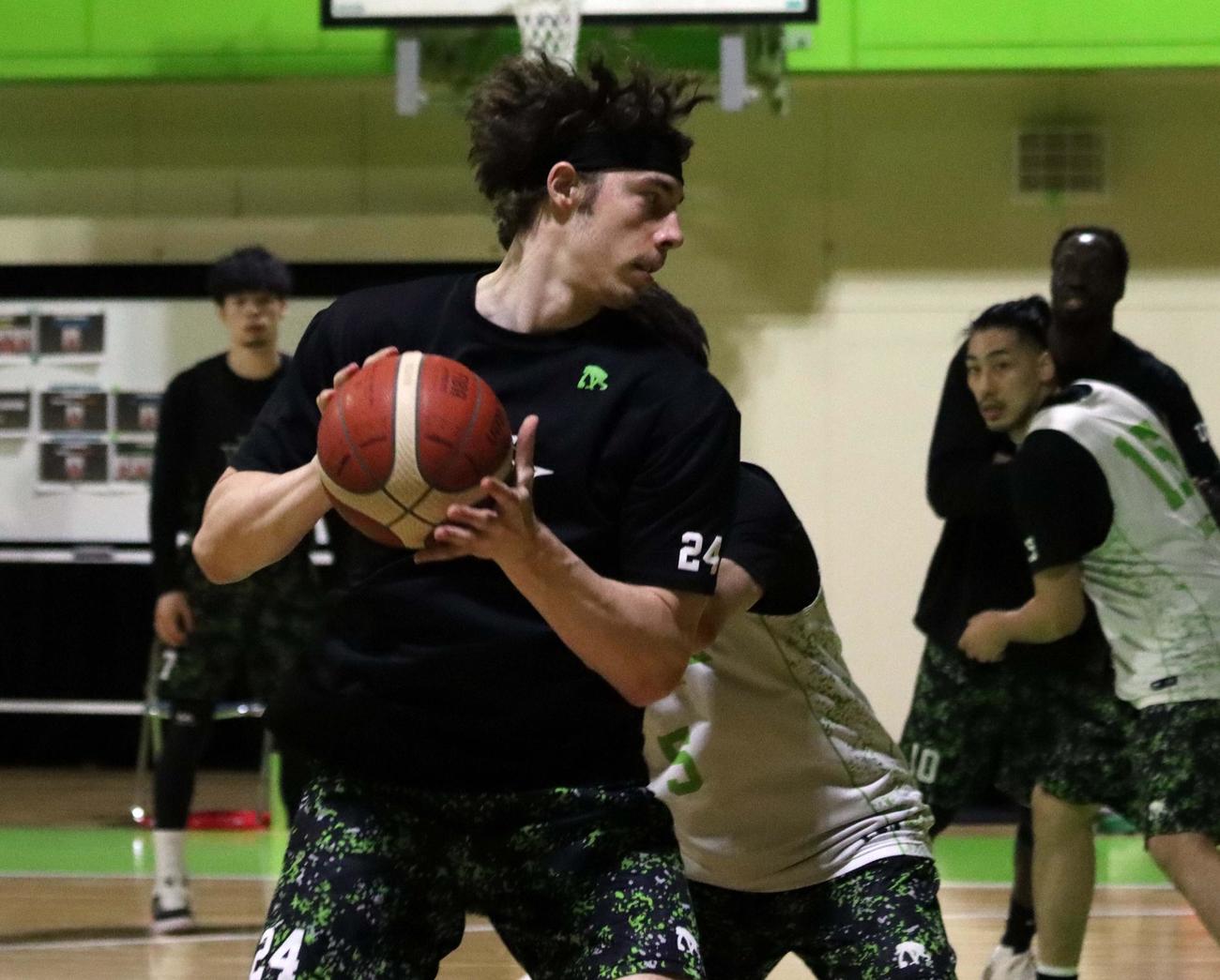 練習でゴール下に切り込むレバンガ北海道のメイヨ（撮影・永野高輔）