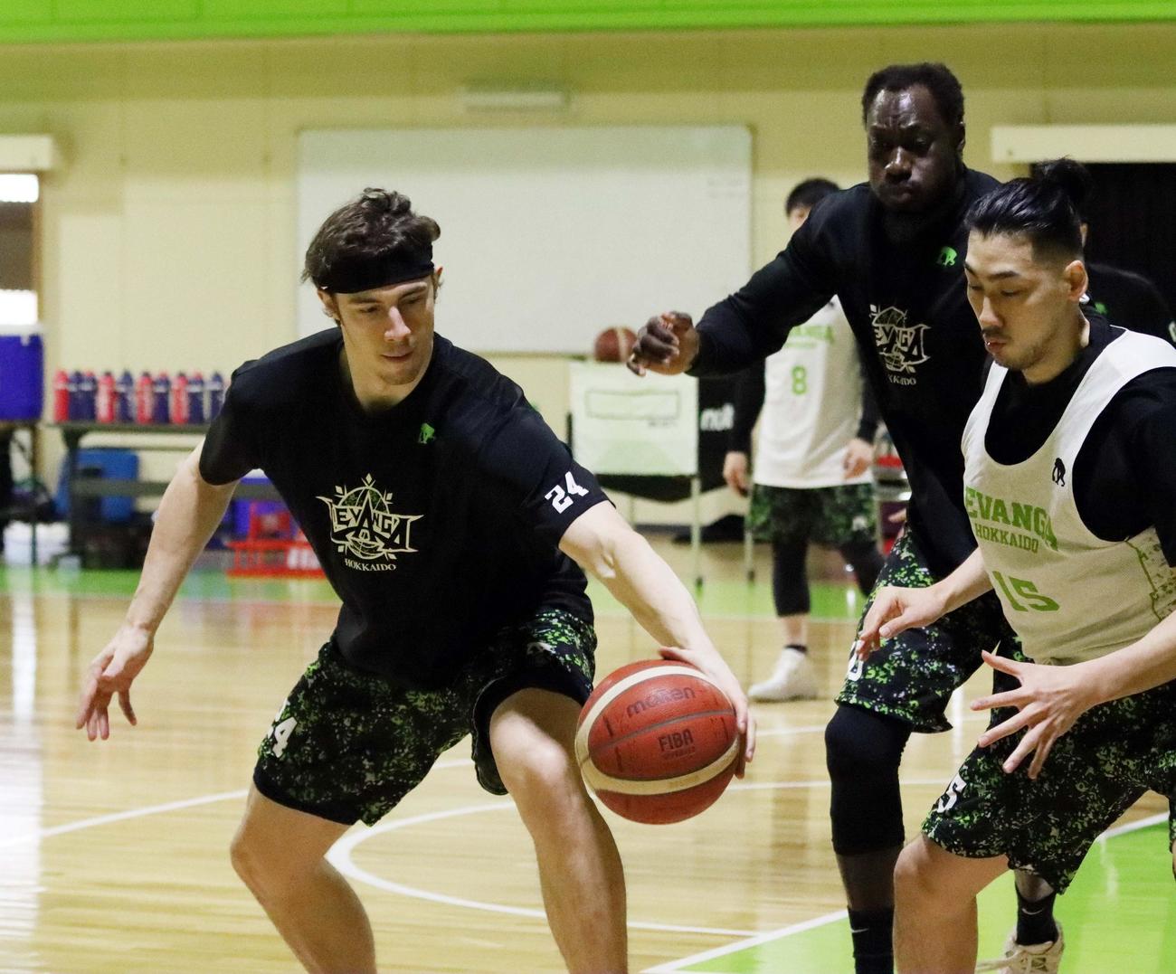 練習で切れのある動きを見せるレバンガ北海道のメイヨ（左）（撮影・永野高輔）