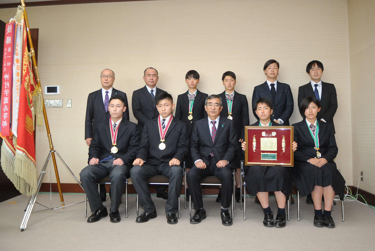県庁を訪問し、記念撮影をする開志学園ボクシング部と女子野球部の選手。前列左からボクシング部増田、六井、佐久間副知事、女子硬式野球部三浦、高橋、後列左から3、4人目が女子硬式野球部水橋、芳野