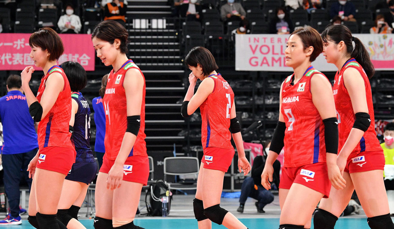 日本対中国　中国に敗れ悔しげな選手たち（撮影・滝沢徹郎）