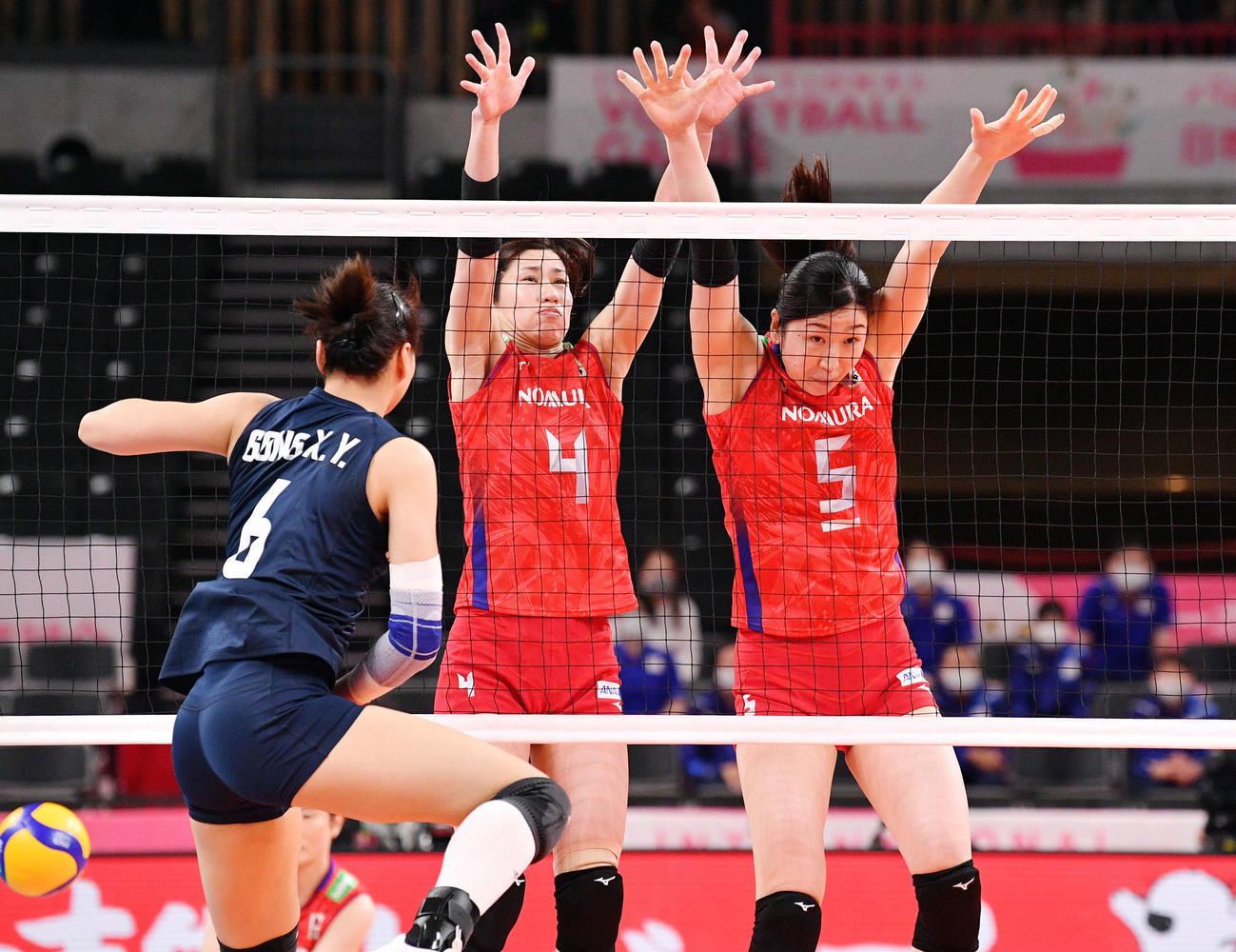 日本対中国　第3セット、ブロックする長岡（左）と荒木（撮影・滝沢徹郎）