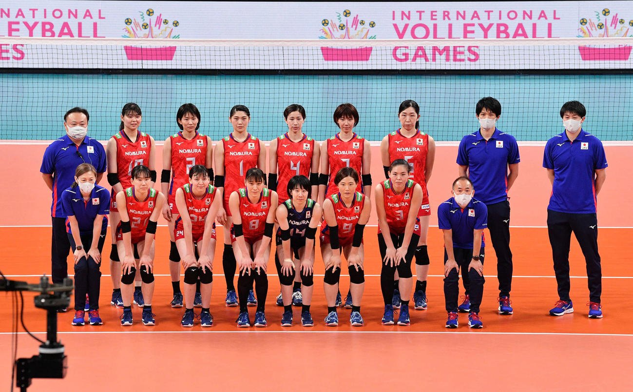 日本対中国　試合前に記念撮影する日本の選手たち（撮影・滝沢徹郎）
