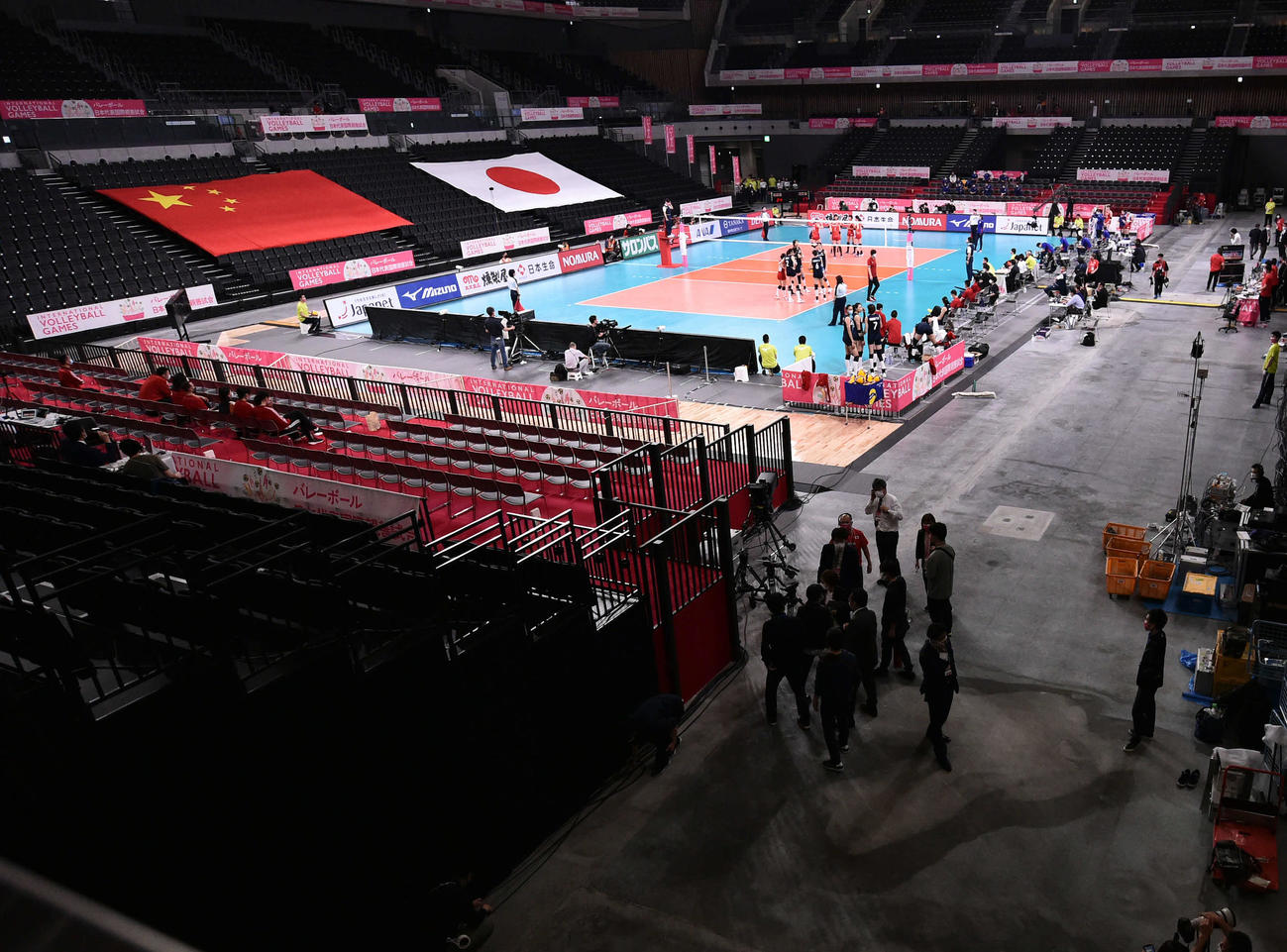 日本対中国　第2セット、会場内で小火が起こり関係者が集まる（撮影・滝沢徹郎）