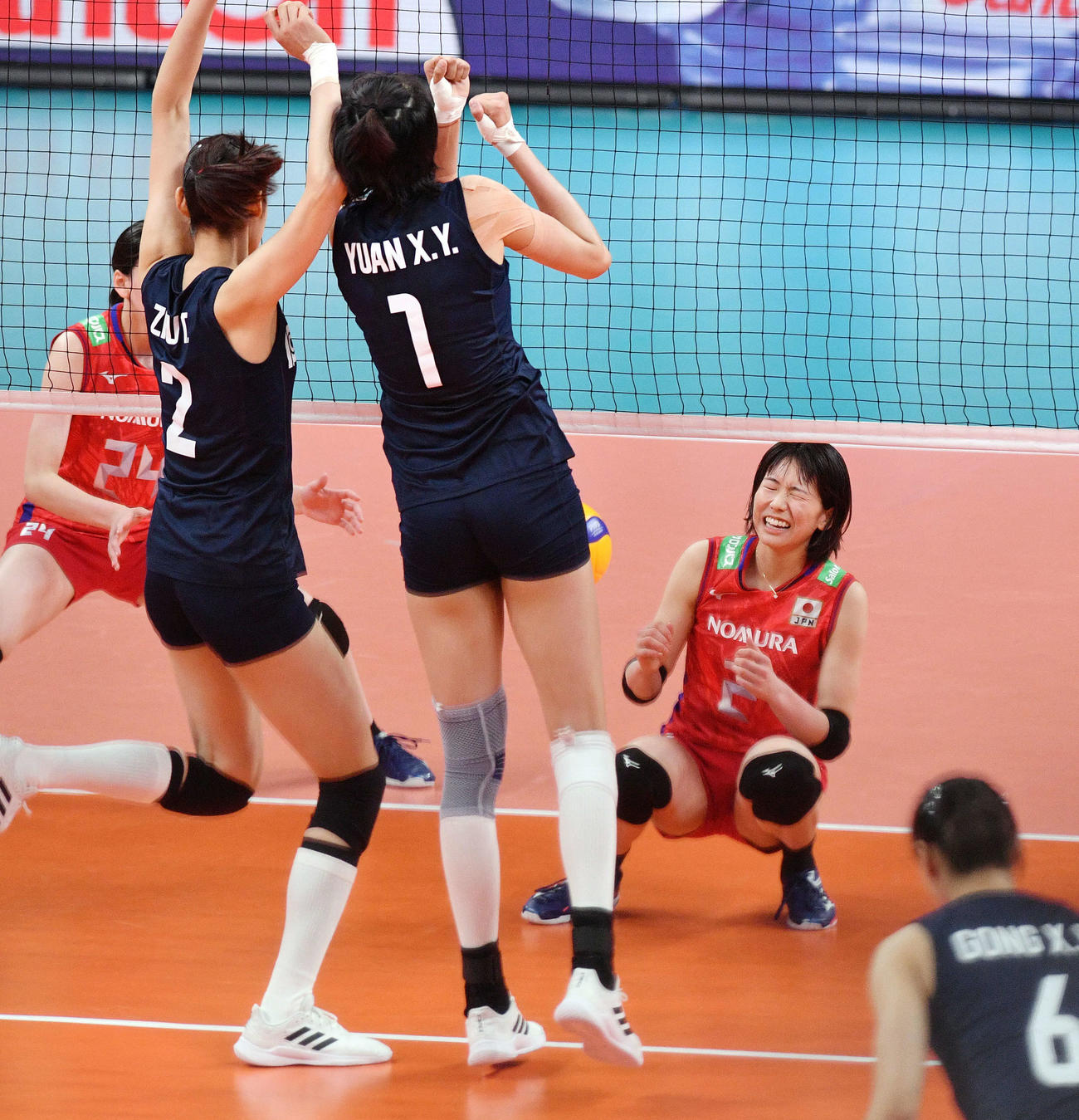 日本対中国　第1セット、中国にブロックされ悔しがる古賀（右奥）（撮影・滝沢徹郎）