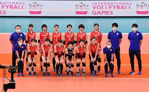 日本対中国　試合前に記念撮影する日本の選手たち（撮影・滝沢徹郎）
