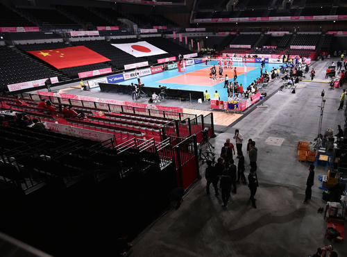 日本対中国　第2セット、会場内で小火が起こり関係者が集まる（撮影・滝沢徹郎）