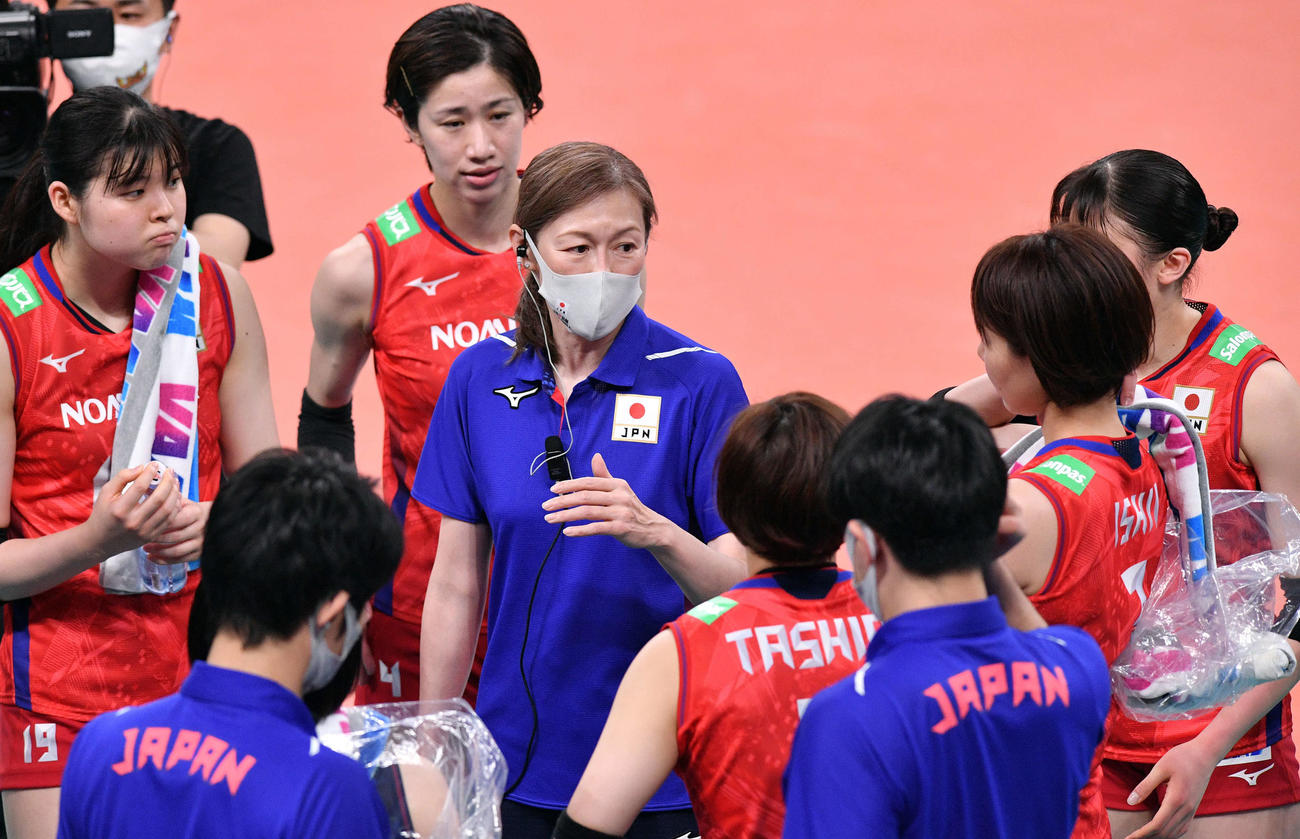 日本対中国　第2セット、タイムアウトで選手に話す中田監督（中央）（撮影・滝沢徹郎）