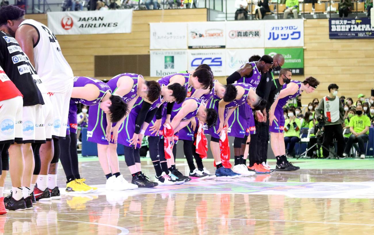 今季最終戦を終え、スタンドのファンにあいさつするレバンガ北海道の選手たち（撮影・永野高輔）