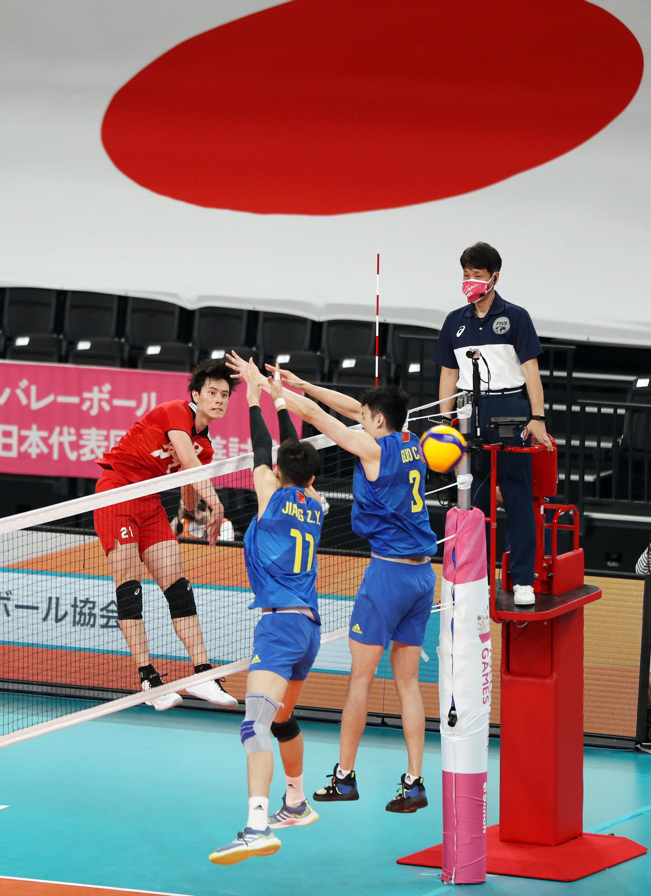 日本対中国　第4セット、日の丸を背に豪快なスパイクを決める高橋藍（撮影・狩俣裕三）