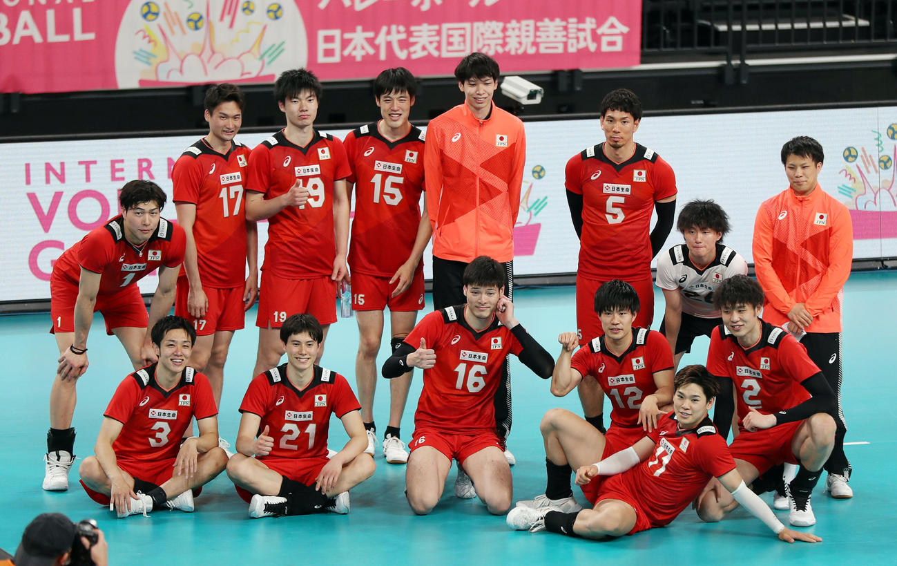 日本対中国　試合後、記念撮影する日本代表の選手たち（撮影・狩俣裕三）