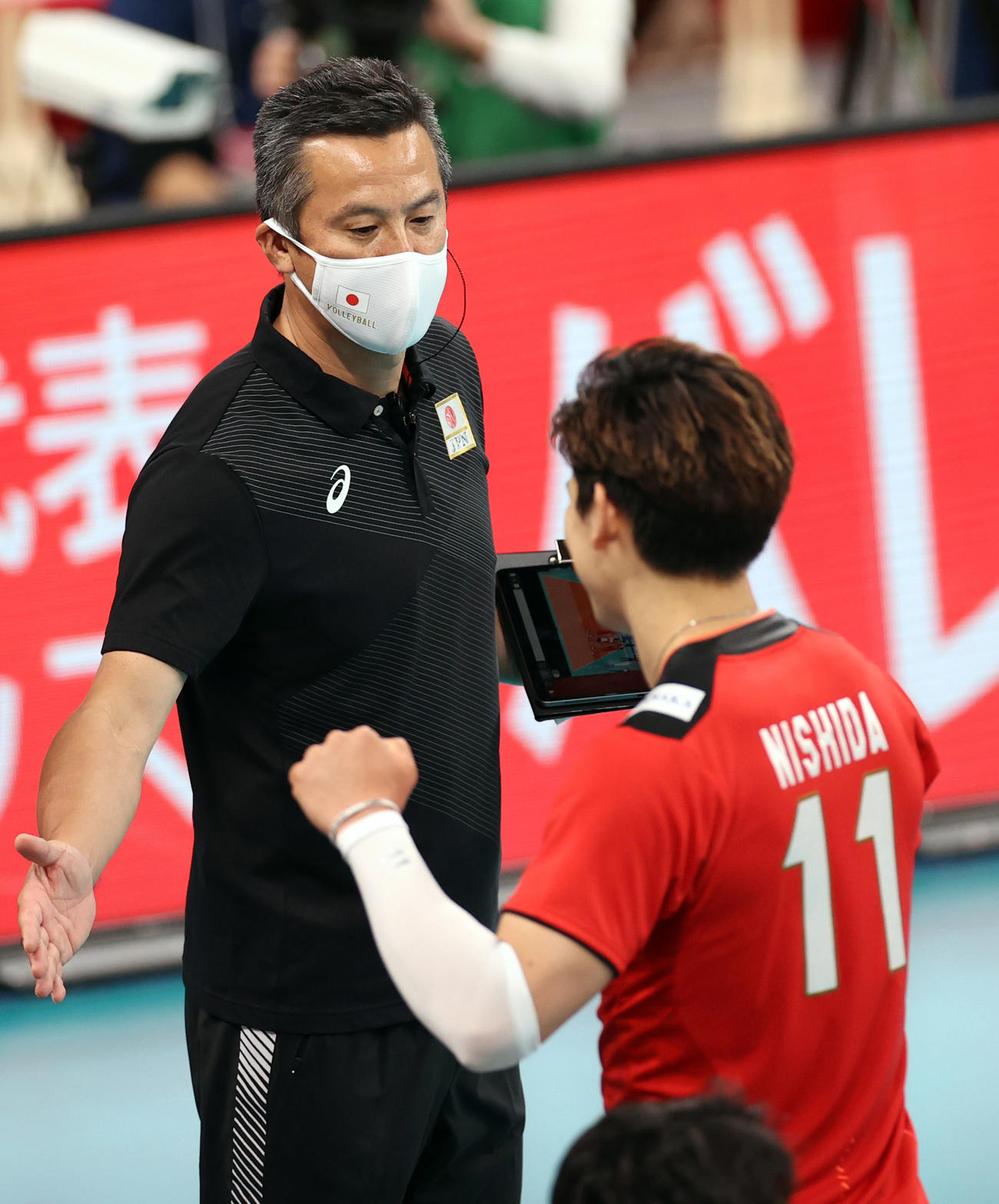 日本対中国　第4セット、交代する西田（右）とタッチを交わす中垣内監督（撮影・狩俣裕三）