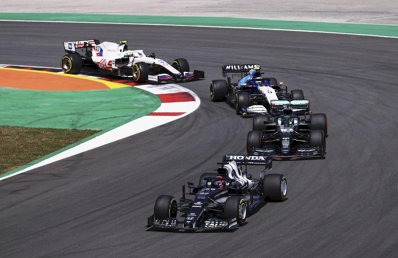 F1ポルトガルGPで走行するアルファタウリ・ホンダの角田裕毅（手前）（ゲッティ＝共同）
