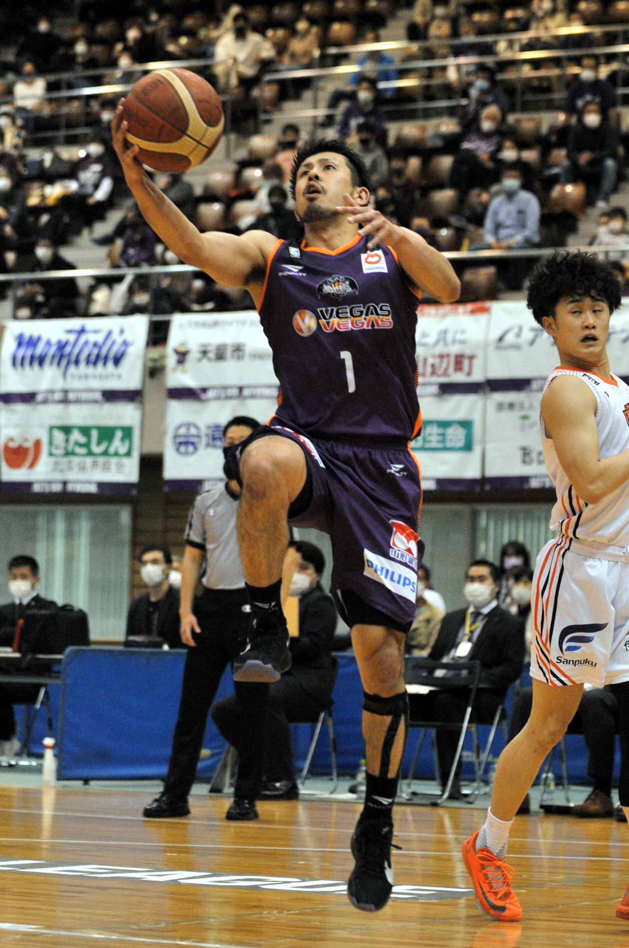 山形対愛媛　第3Q中盤、山形ガード中島が48点目の勝ち越しシュートを決める