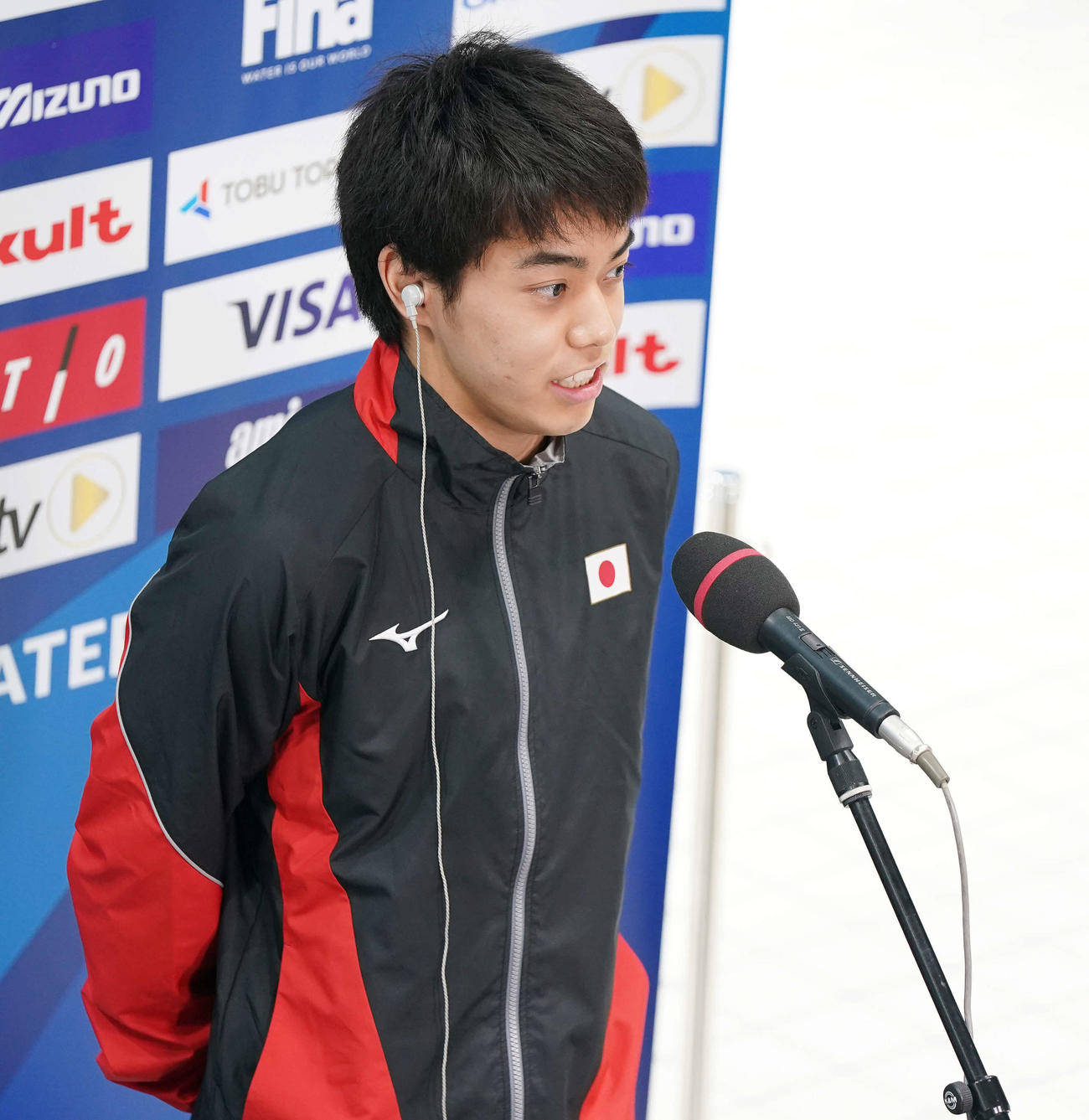 男子高飛び込み予選の演技後、インタビューを受ける西田（撮影・鈴木みどり）